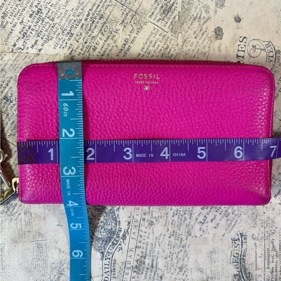 Fossil 'Sydney' Zip Around Phone Wallet - Picture 12 of 12